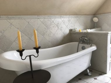 Bad mit Wanne und Dusche im Obergeschoss