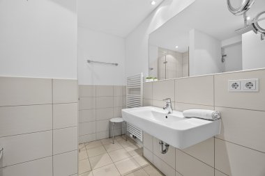 Badezimmer mit bodenebener Dusche in Wohnung 47