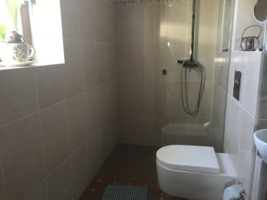 Dusche mit WC im Erdgeschoss des Ferienhauses