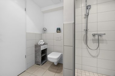 WC mit Beistellschrank