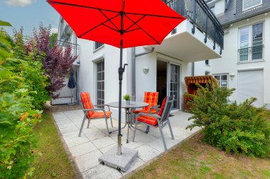 Seitlicher Blick von der Terrasse der Wohnung 47 zum Balmer See